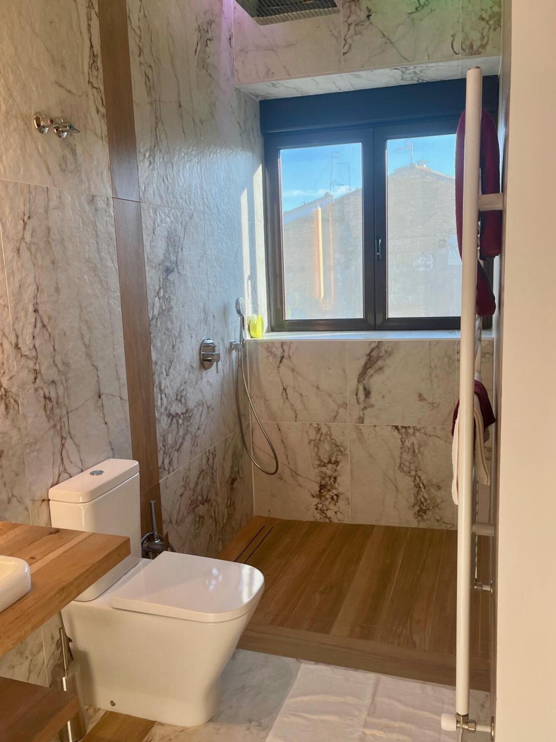 Een douche, een haardroger, handdoeken