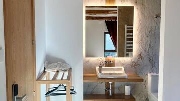 Een douche, een haardroger, handdoeken