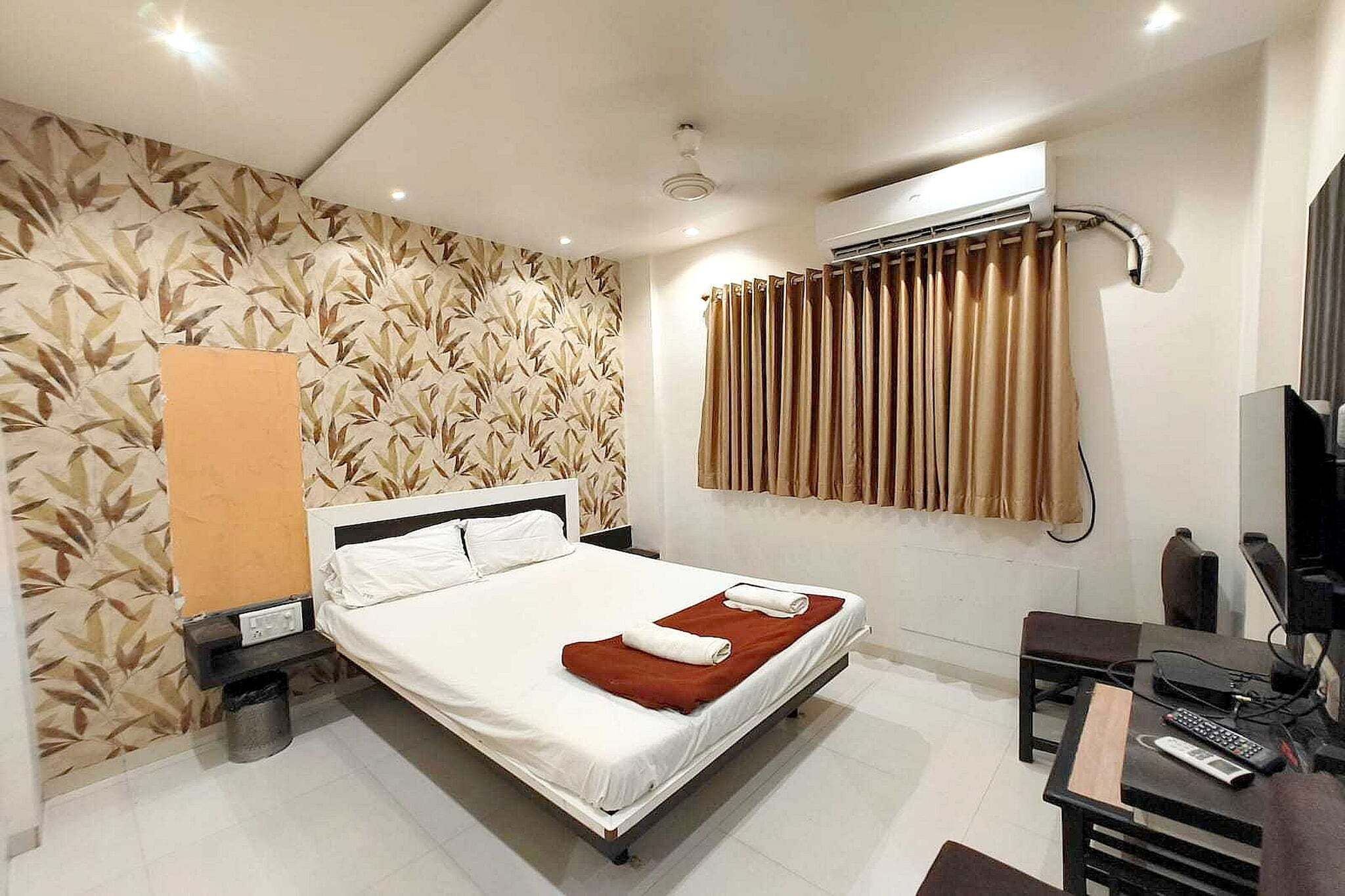 Desk, bed sheets