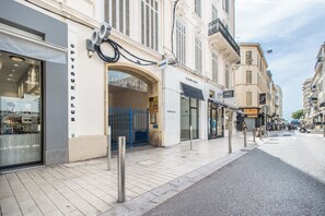 Straßenansicht mit Geschäften, darunter Schilder für 'MARINA CRUISER' und 'CARVEN'.