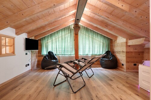 Chalet 'Maso Rubino' with Mountain View, Balcony and Wi-Fi
