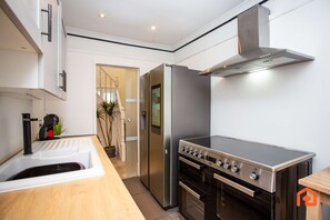 Coffee/tea maker, fridge, microwave, oven - Vacant Nests  Relaxing Rural Cottage  Scenic (Wearhead)