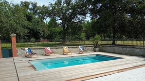 A rectangular swimming pool with a wooden deck and three lounge chairs. - Villa Nature Pool Air Cooler 12P (Sainte-Eulalie-en-Born)