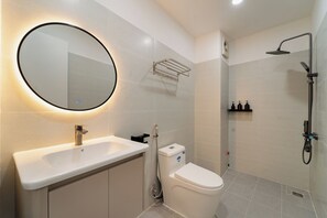 Vòi sen/bồn tắm kết hợp, máy sấy tóc, khăn tắm