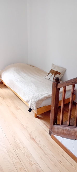 2 bedrooms, iron/ironing board, Internet, bed sheets - Charming, renovated Béarn-style house between the Pyrenees and the ocean (sleeps 4 to 6). (Dognen)