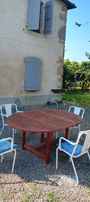 Outdoor dining - Charming, renovated Béarn-style house between the Pyrenees and the ocean (sleeps 4 to 6). (Dognen)