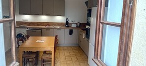 Private kitchen - Charming, renovated Béarn-style house between the Pyrenees and the ocean (sleeps 4 to 6). (Dognen)