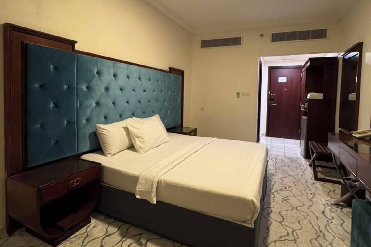 Deluxe Double Room | Peralatan tempat tidur premium, bar mini, peti besi dalam bilik, meja 