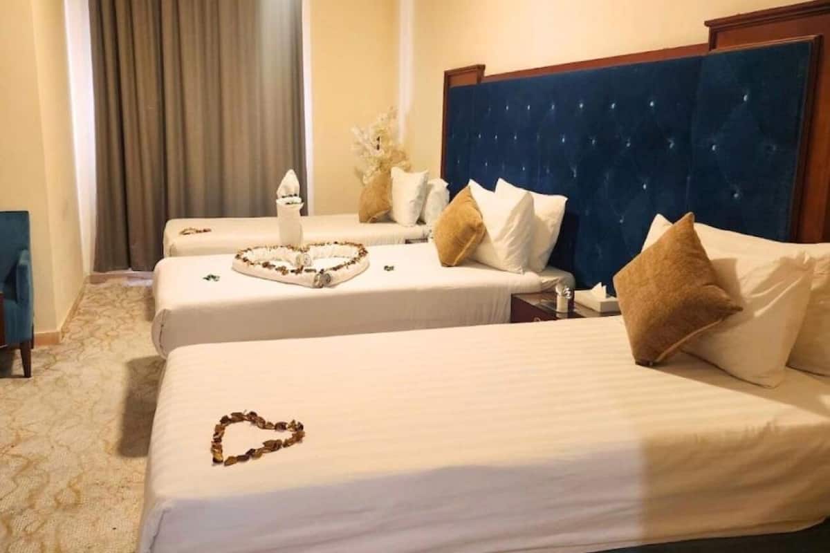 Deluxe-Dreibettzimmer | Hochwertige Bettwaren, Minibar, Zimmersafe, Schreibtisch