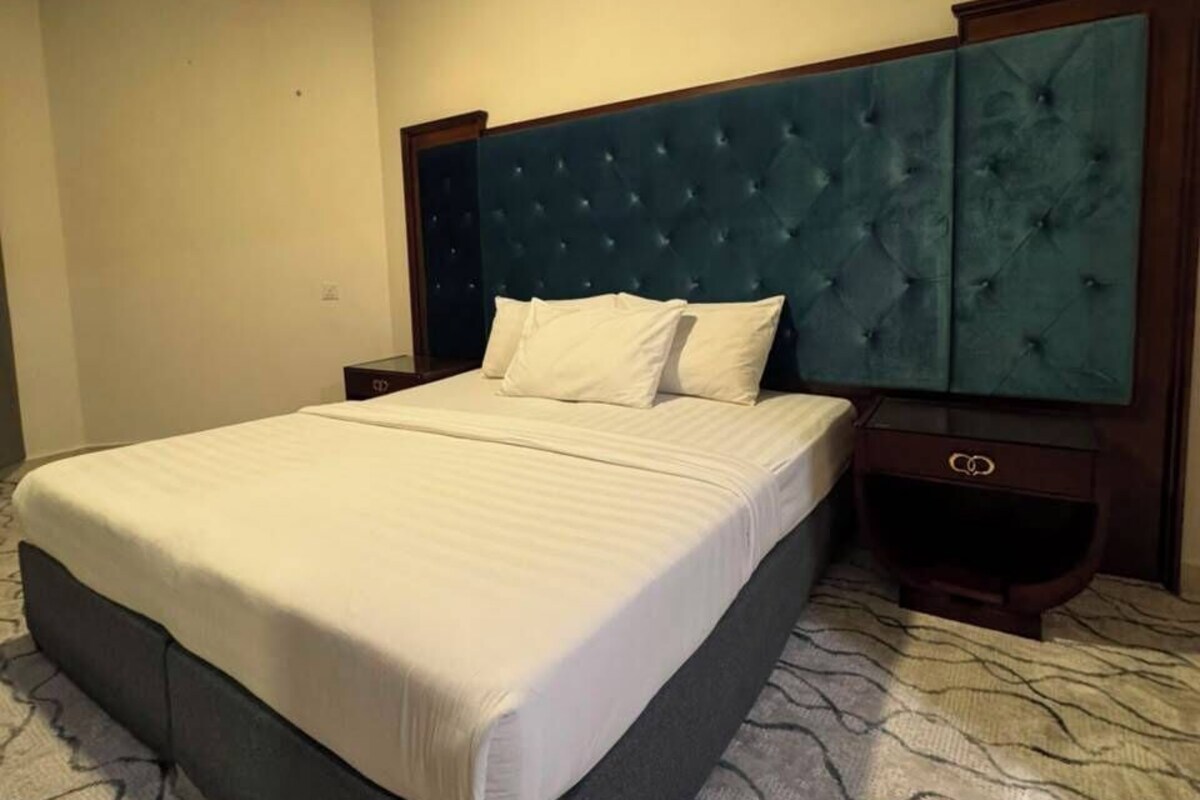 Peralatan tempat tidur premium, bar mini, peti besi dalam bilik, meja 