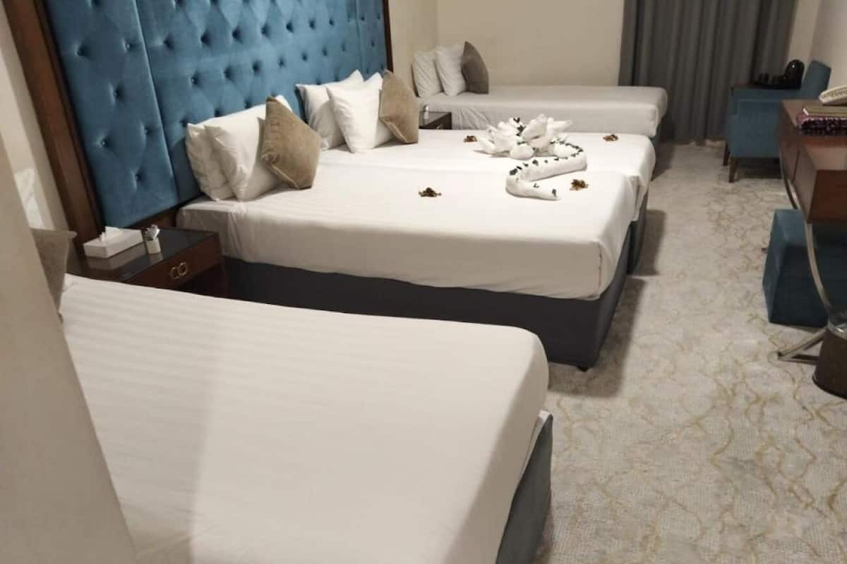 Deluxe-Vierbettzimmer | Hochwertige Bettwaren, Minibar, Zimmersafe, Schreibtisch