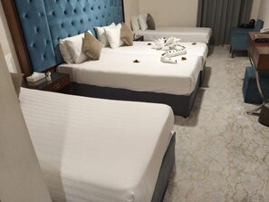 Phòng 4 Deluxe | Bộ đồ giường cao cấp, minibar, két bảo mật tại phòng, bàn