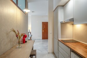 Wasserkocher mit Kaffee-/Teezubehör, Kühlschrank, Mikrowelle, Herdplatte