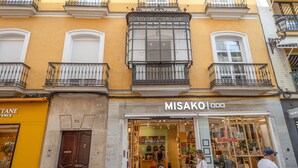 Fachada con un letrero que dice 'MISAKO' y una entrada visible.
