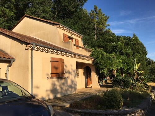 Charming house surrounded by nature, with a spa, barbecue, and fireplace. Pets welcome!