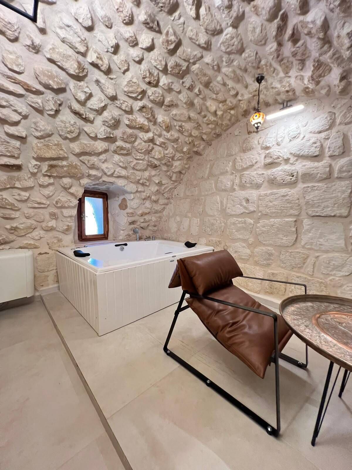 Camera Royal, vista cortile | Bagno | Asciugacapelli, asciugamani, sapone, shampoo