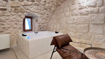 Camera Royal, vista cortile | Bagno | Asciugacapelli, asciugamani, sapone, shampoo