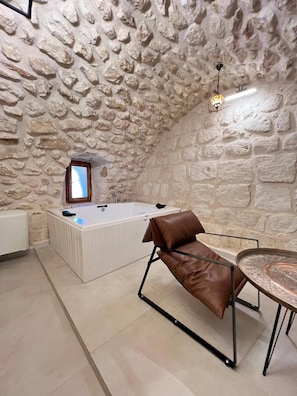 Royal-Zimmer, Blick auf den Innenhof | Badezimmer | Haartrockner, Handtücher, Seife, Shampoo