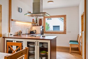 Cafetera i tetera, frigorífic, forn i placa de cuina 