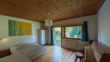 4 bedrooms, iron/ironing board, WiFi, bed sheets