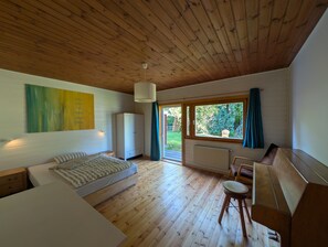 4 bedrooms, iron/ironing board, WiFi, bed sheets - Holiday Home 'Ginas Ferienhaus' with Private Terrace, Private Garden and Wi-Fi (Eggstedt)