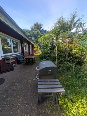 Outdoor dining - Holiday Home 'Ginas Ferienhaus' with Private Terrace, Private Garden and Wi-Fi (Eggstedt)