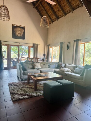 Family-friendly villa, very close (5 min) to the Kruger National Park entrance.