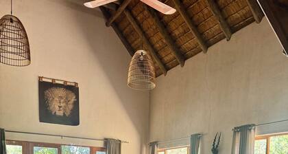 Family-friendly villa, very close (5 min) to the Kruger National Park entrance.