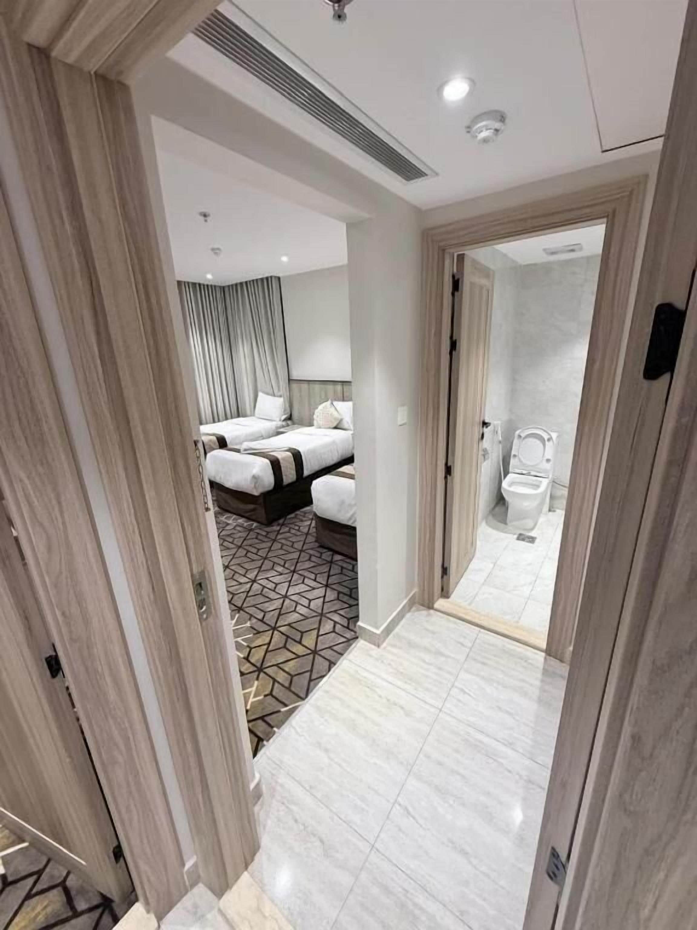 Kolmen hengen deluxe-huone | Ylelliset vuodevaatteet, minibaari, yksilöllisesti sisustettu