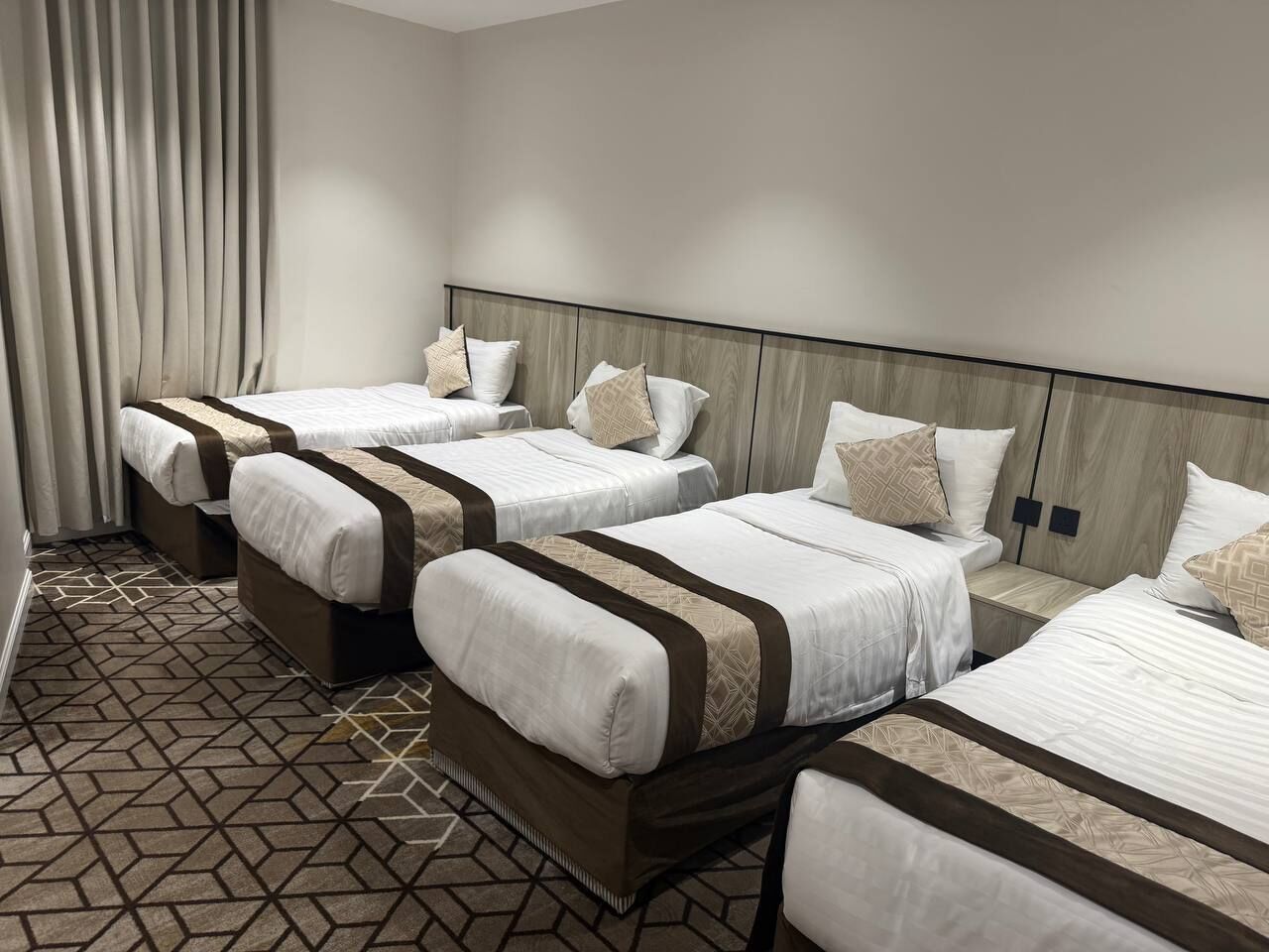 Habitación cuádruple Deluxe | Ropa de cama de alta calidad y minibar