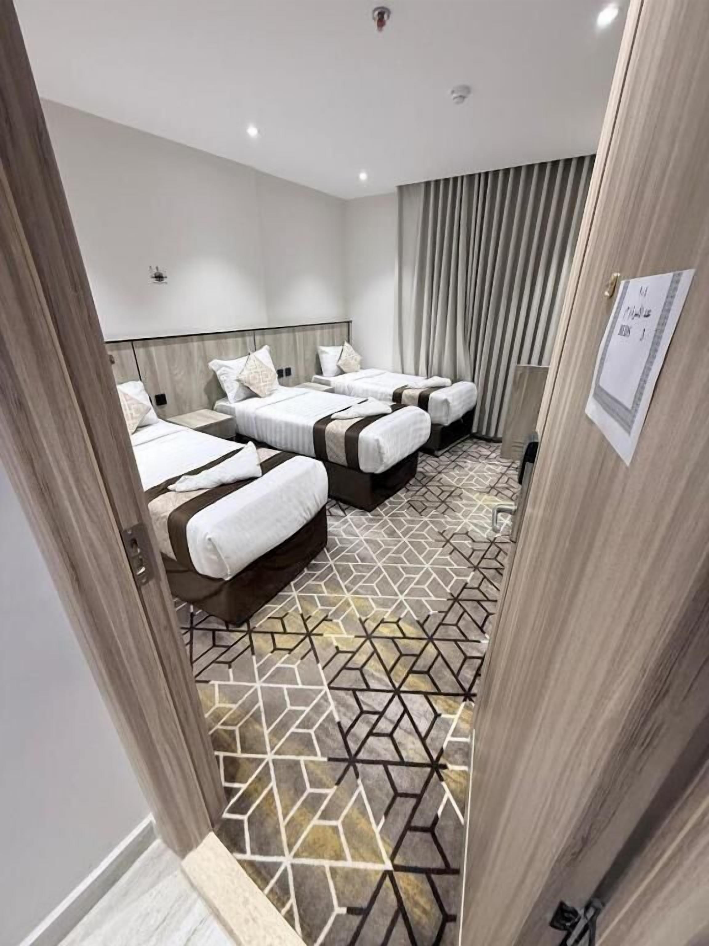 Deluxe-Dreibettzimmer | Hochwertige Bettwaren, Minibar, individuell dekoriert
