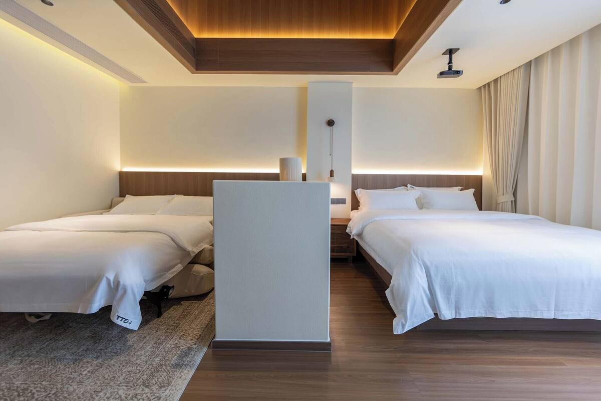 Habitación superior con 2 camas individuales, balcón | Cortinas opacas y sistema de insonorización