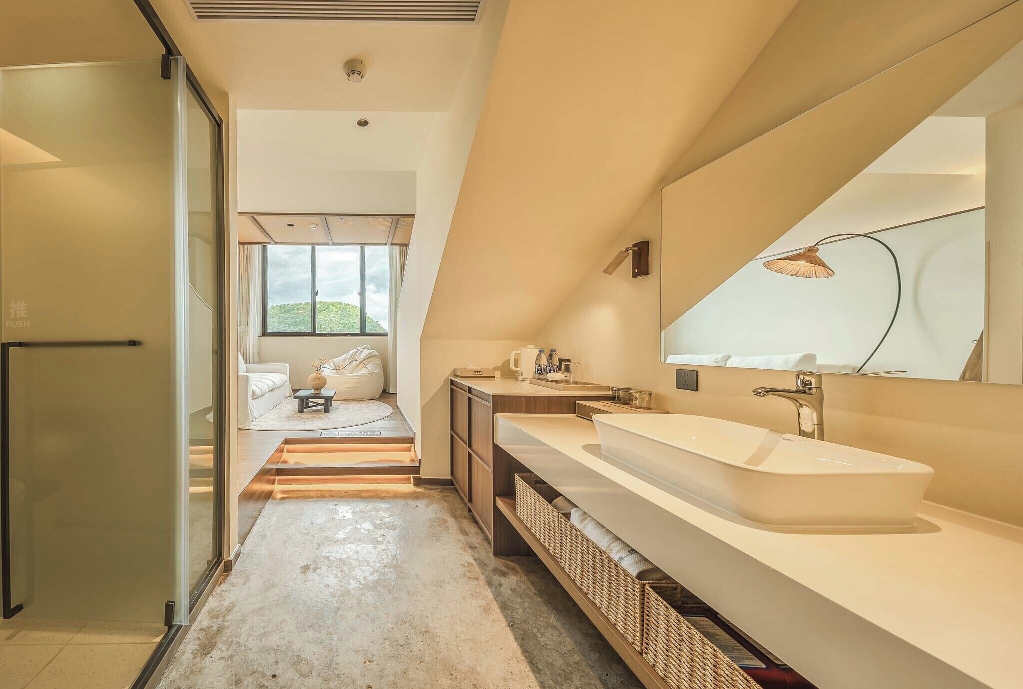 Suite familiare, balcone | Bagno | Set di cortesia gratuito, asciugacapelli, pantofole, asciugamani