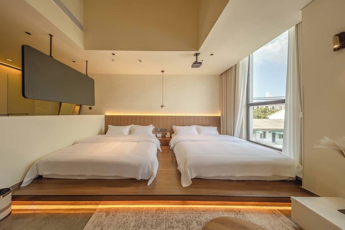 Habitación de lujo con 2 camas individuales, balcón | Cortinas opacas y sistema de insonorización
