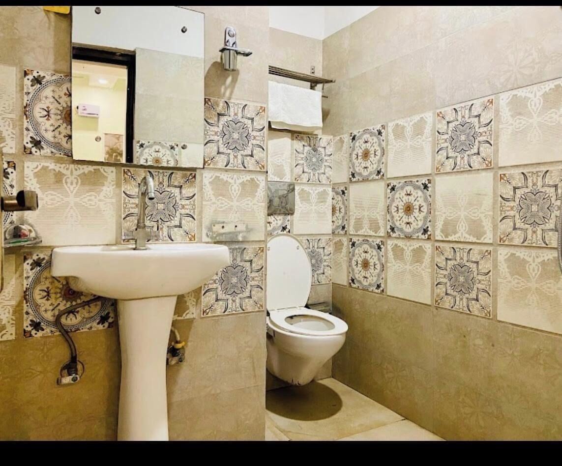 Deluxe-Zimmer | Badezimmer | Dusche, Handtücher, Seife