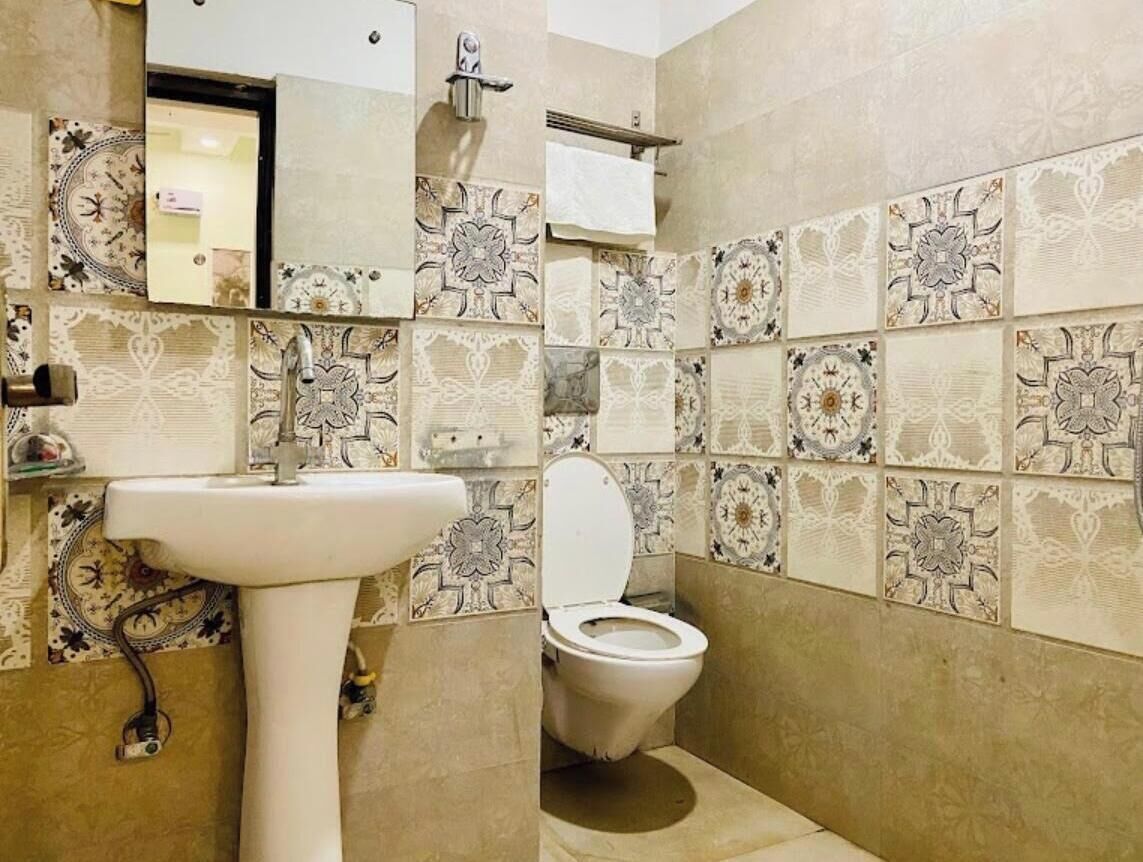 Quarto luxo | Banheiro | Chuveiro, toalhas de banho, sabonete 