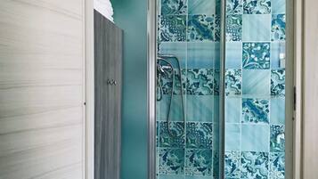 Apartment, Küche, Bergblick | Badezimmer | Dusche, Haartrockner, Handtücher, Seife