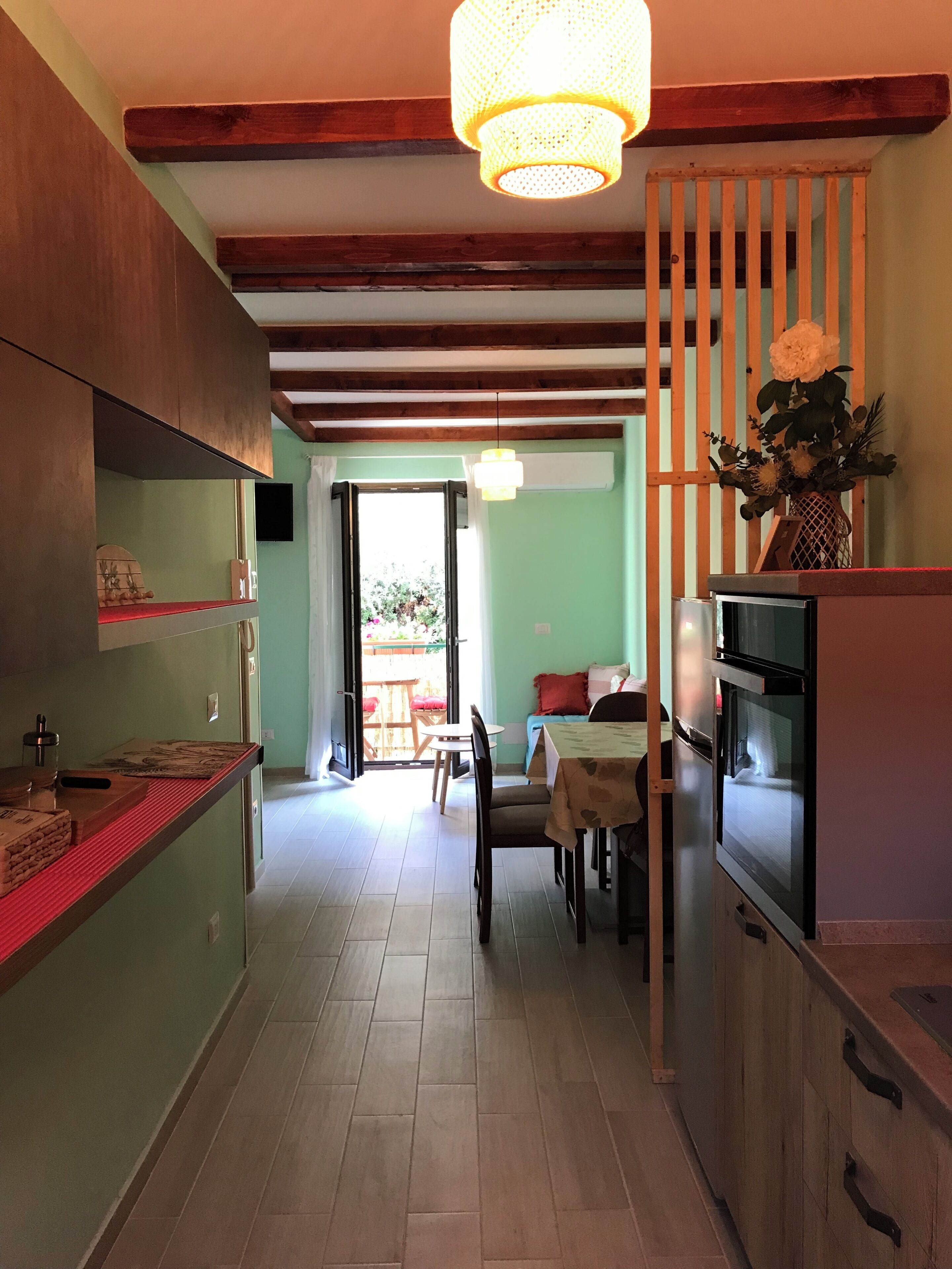 Appartamento, cucina, vista montagna | Area soggiorno | Smart TV 32 pollici con canali via cavo