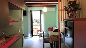 Appartamento, cucina, vista montagna | Area soggiorno | Smart TV 32 pollici con canali via cavo