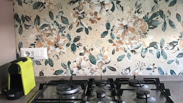 Appartamento, cucina, vista montagna | Cucina privata | Frigorifero con congelatore, forno, piano cottura, macchina per tè/caffè