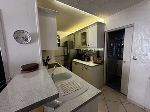 Wasserkocher mit Kaffee-/Teezubehör, Kühlschrank, Mikrowelle, Ofen