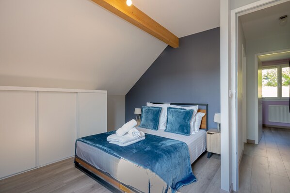 4 bedrooms, iron/ironing board, WiFi, bed sheets
