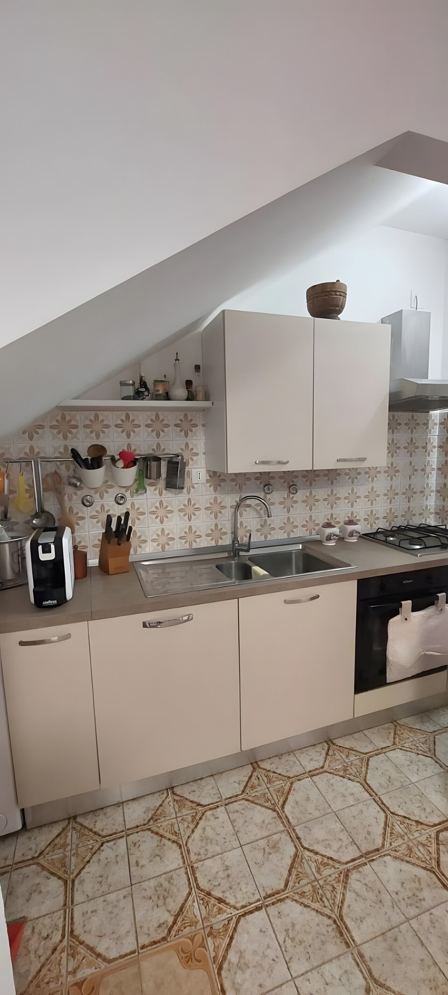Wasserkocher mit Kaffee-/Teezubehör, Kühlschrank, Ofen, Herdplatte