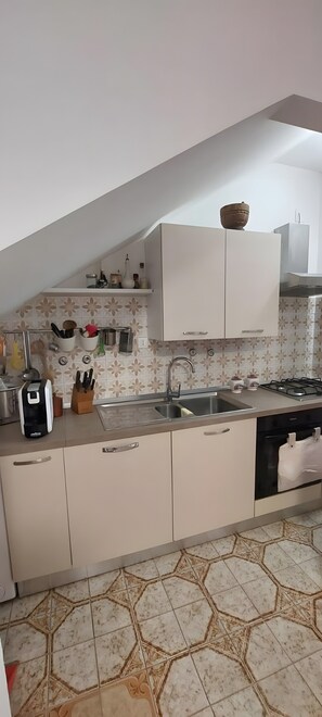 Wasserkocher mit Kaffee-/Teezubehör, Kühlschrank, Ofen, Herdplatte
