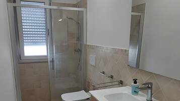 Shower, hair dryer, towels