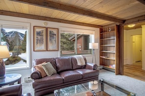 Apartment, Mehrere Betten, Bergblick (Atelier Lookout) | Wohnbereich