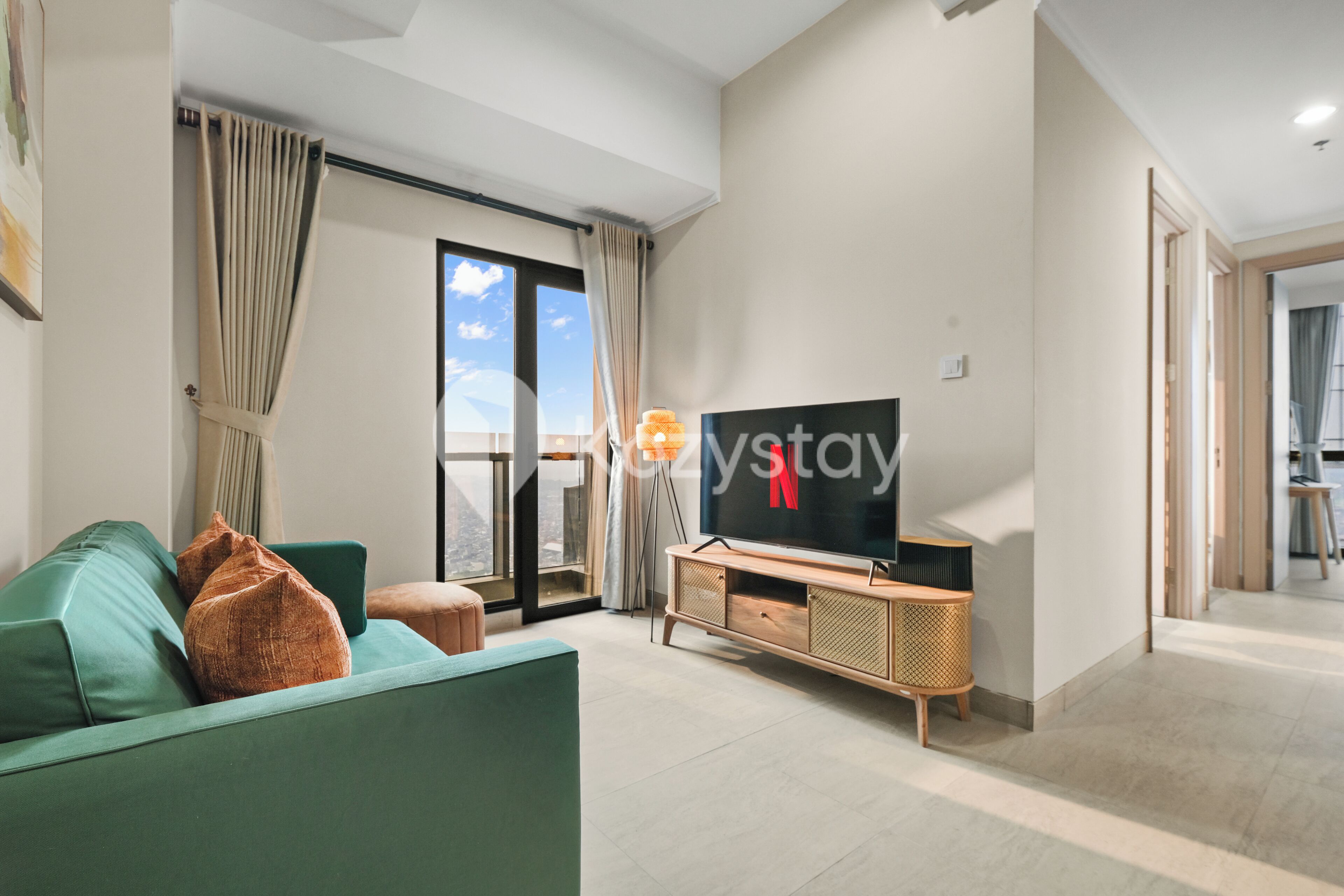 Apartamento, 3 habitaciones, vistas a la ciudad | Zona de estar | Smart TV de 43 pulgadas con canales por cable, Netflix