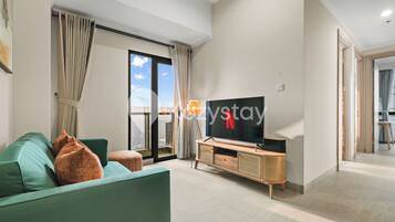 Apartamento, 3 habitaciones, vistas a la ciudad | Zona de estar | Smart TV de 43 pulgadas con canales por cable, Netflix