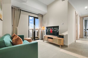 Apartament, 3 dormitoris, vistes a la ciutat | Sala d'estar | Televisor intel·ligent de 43 polzades amb canals per cable i Netflix 