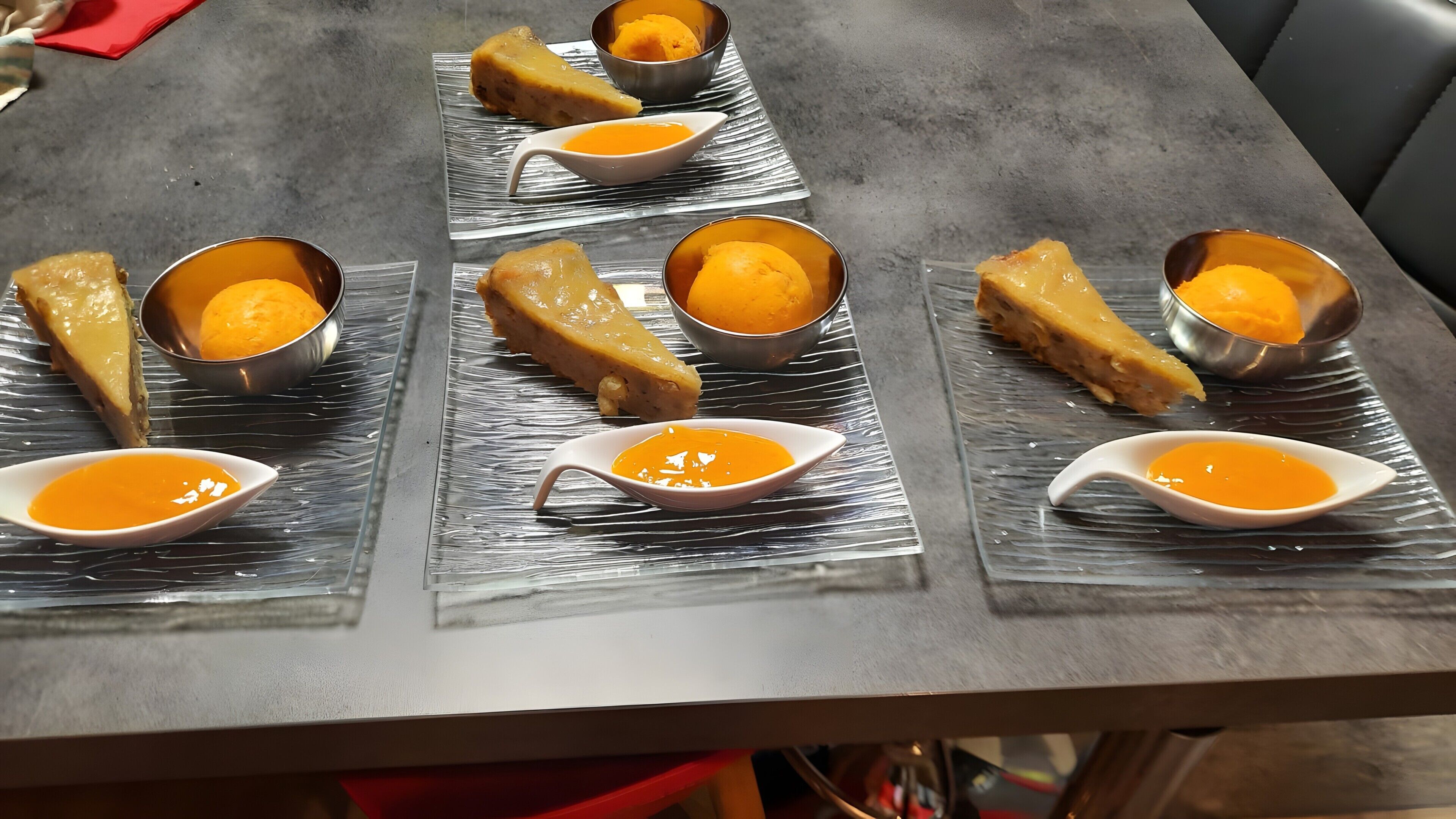 Een tafel met etenswaren en kleine schaaltjes saus.